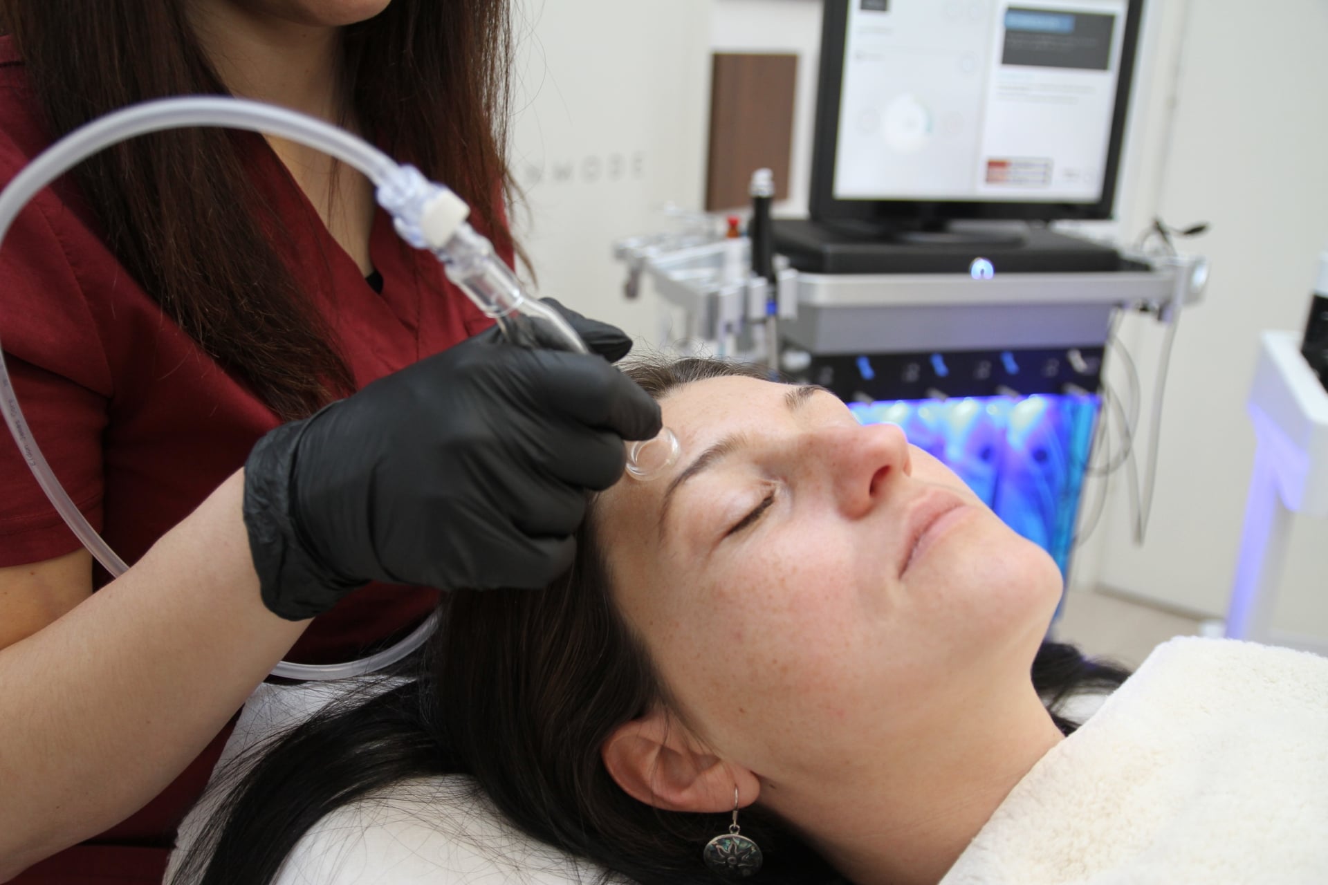 Терапията Hydrafacial 2.0 протича в няколко основни стъпки: