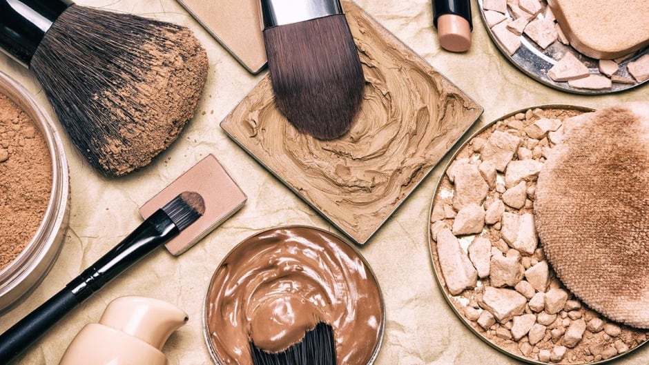 Какво можем да кажем на дамите, които носят грим под маската? Това създава ли допълнителна предпоставка за увреждане на кожата?