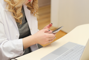 Как успявате да консултирате пациентите в ограниченията, които налага COVID-пандемията?